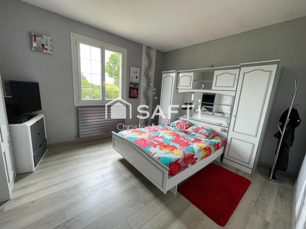 Bedrooms - Spacious House with Garden in Laval