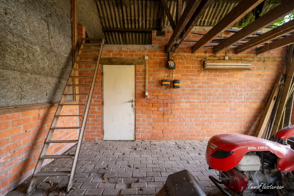 Garage - Villa avec Piste Éclairée et Stalles à Geel