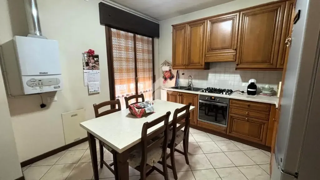 Cuisine - Quadrilocale with Balcony in Mantova