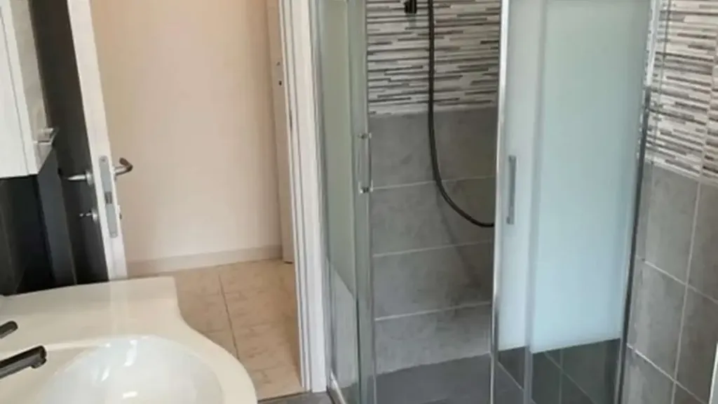 Salles de bain - Rear-Facing Flat with Balcony in Trento