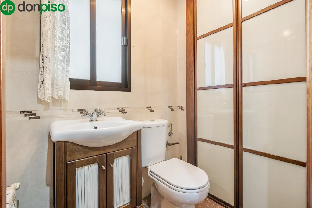 Salles de bain - 3-Bed Apartment with Balcony in Pajaritos, Granada