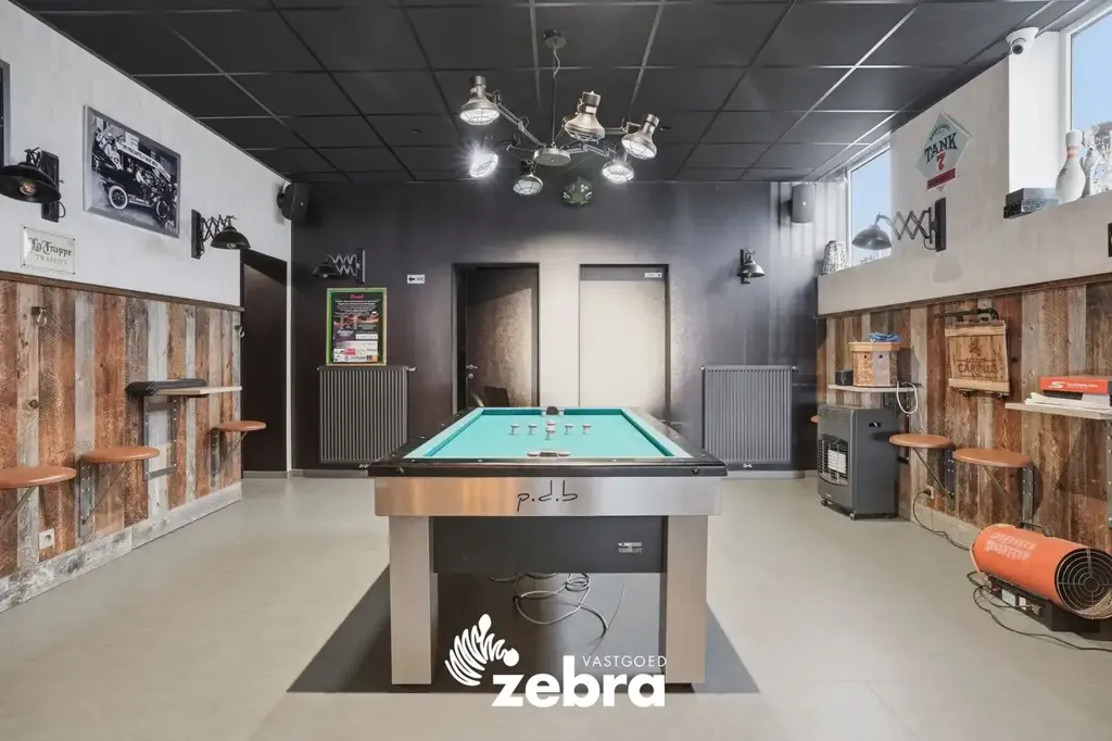 Rooms - Commercial Property with Private Flat in Pittem Centre