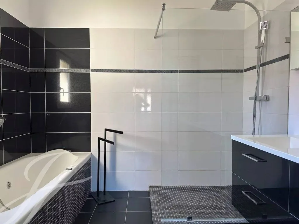Salles de bain - Villa Luxueuse avec Piscine à Antibes