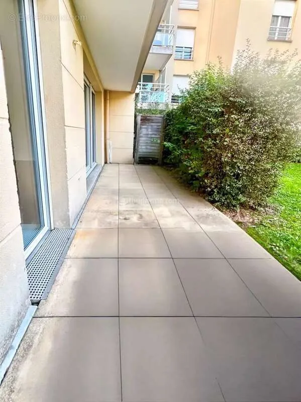 3-Bed Apartment with Terrace in Corbeil-Essonnes