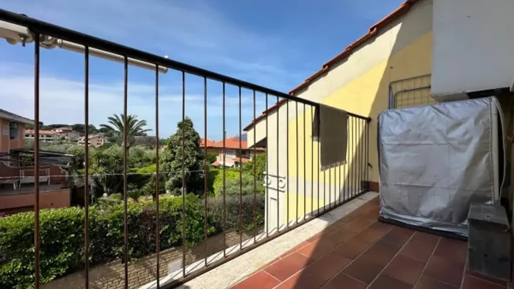 Balcon - Ristrutturato Trilocale with Balcony in Grottaferrata