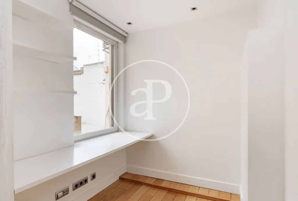 Rooms - Modern Apartment with Balcony Views in Madrid Centre