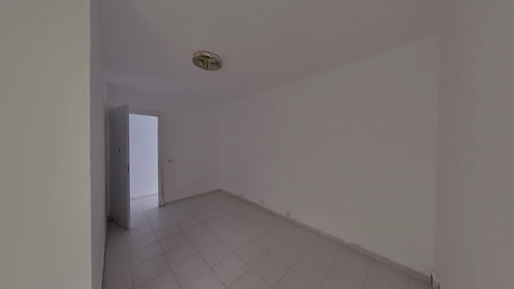Pièces - Apartment with Balcony for Renovation in Centre