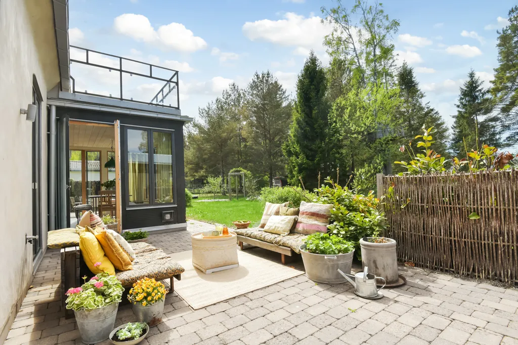 Terrass - Charming Villa with Garden in Västerhejde