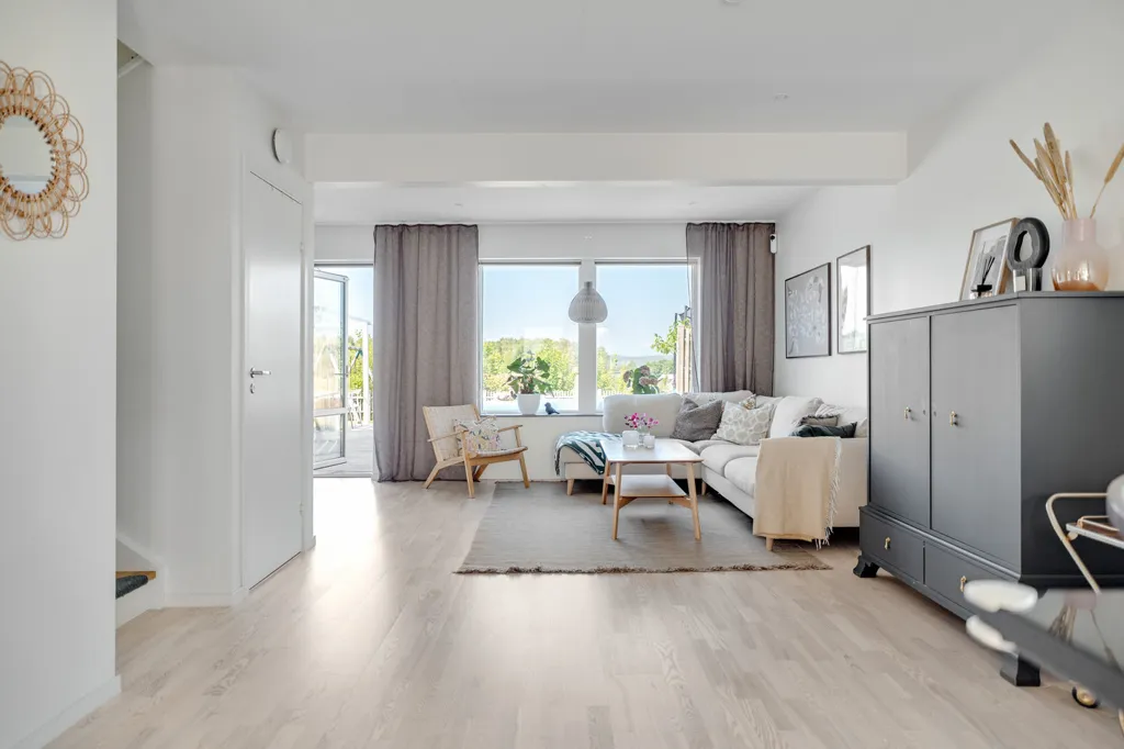 Hallway - Modern Villa with Garden in Sunny Location