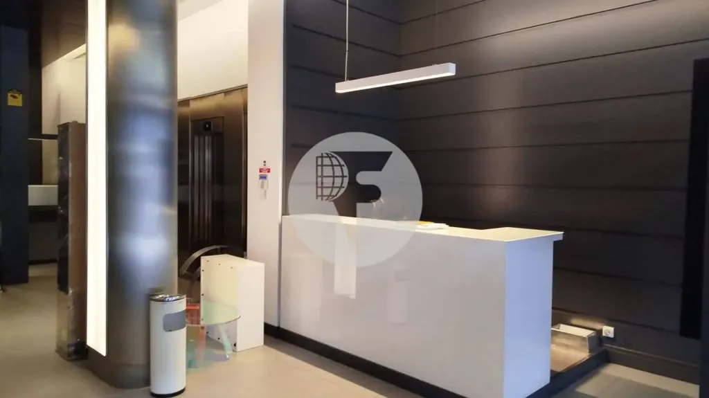 Hallway - Office with Diagonal View in Gràcia