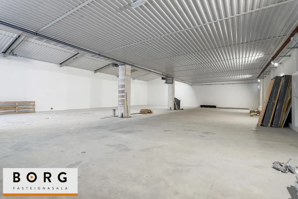 Rooms - Retail Space with Warehouse in Reykjavik