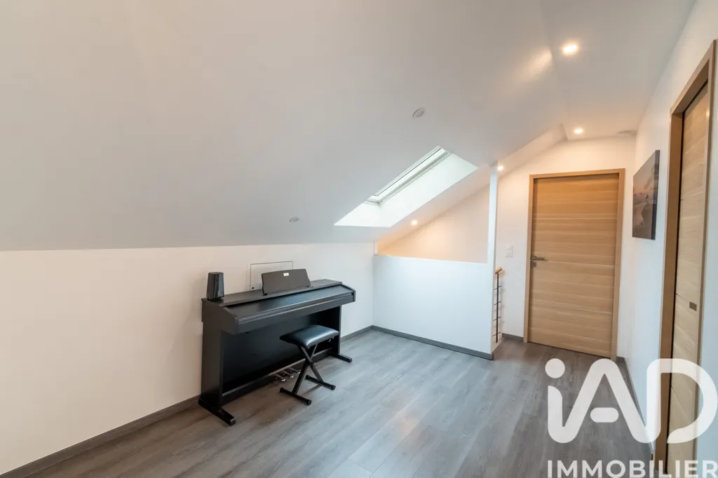 Toad - Traditional House with Terrace in Yerres