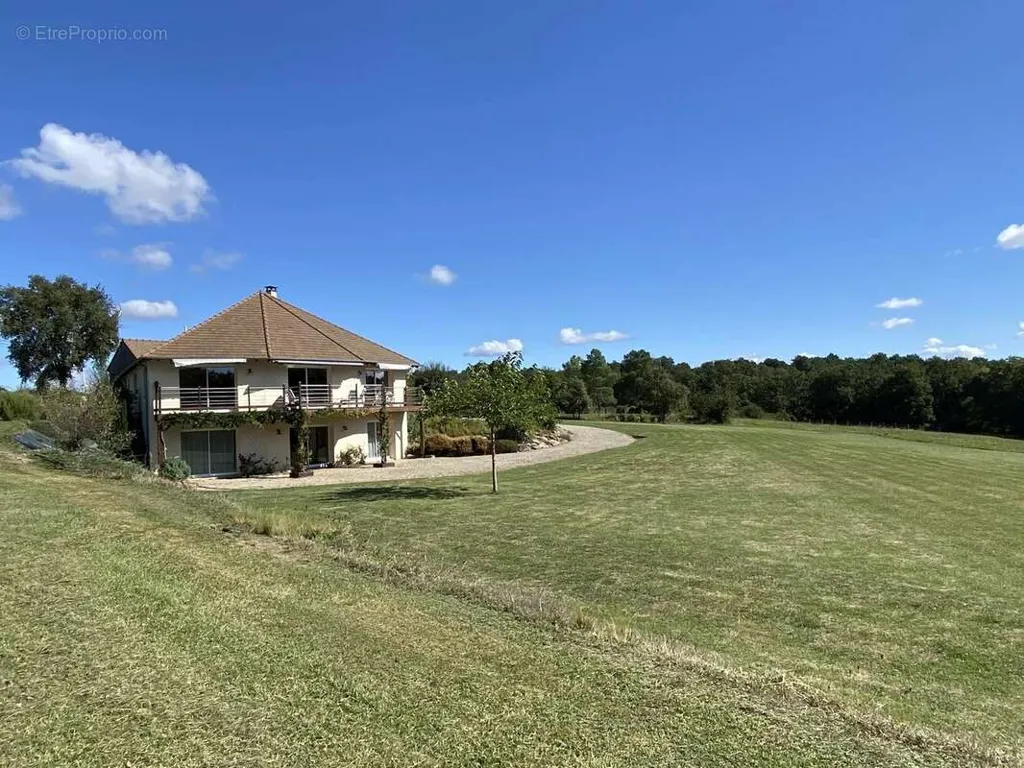 Extérieur - Propriété Contemporaine avec Parc à 8 km de Châtellerault