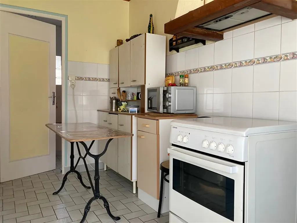 Cuisine - Maison en Pierre à Bréhal avec Cheminée
