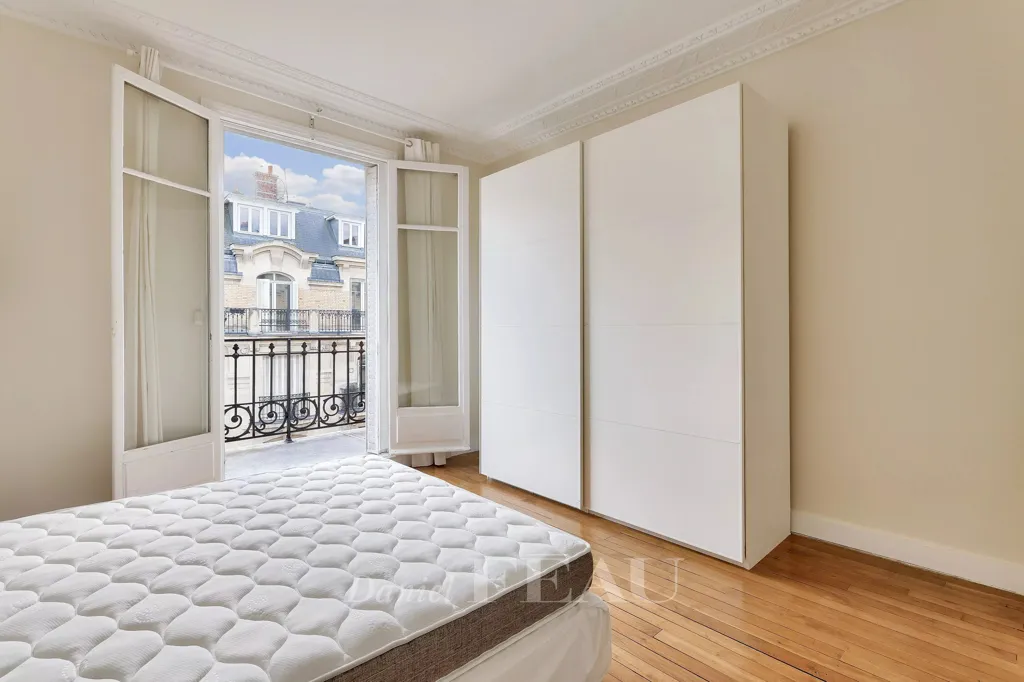 Bedrooms - Luxury Apartment with Balcony in Paris 16th