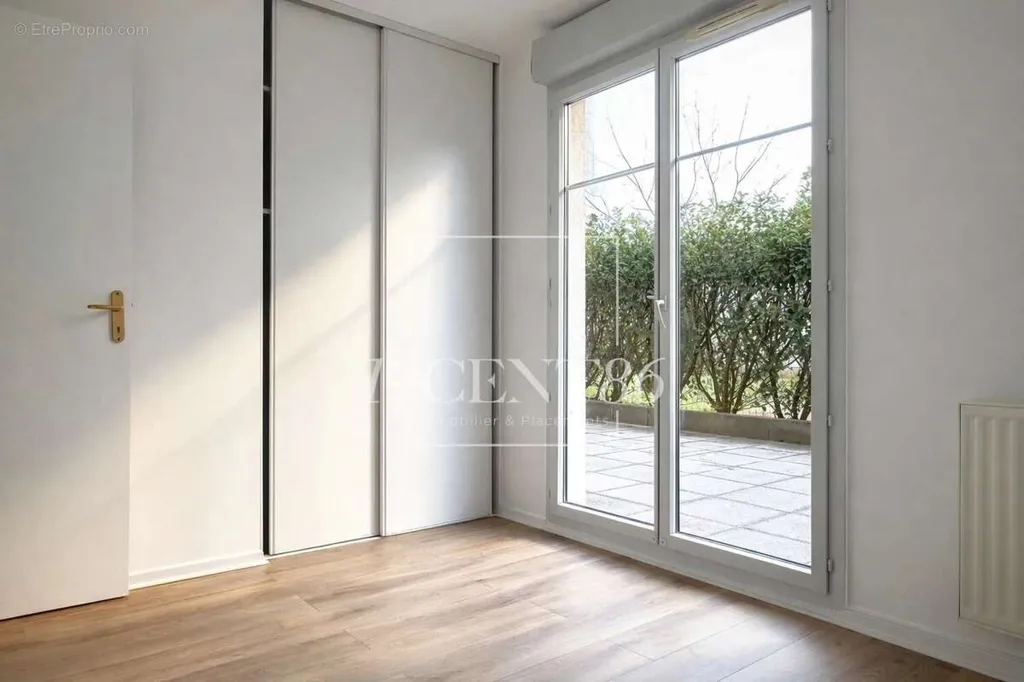 Rooms - 3-Bedroom Apartment with Terrace in Lyon 7