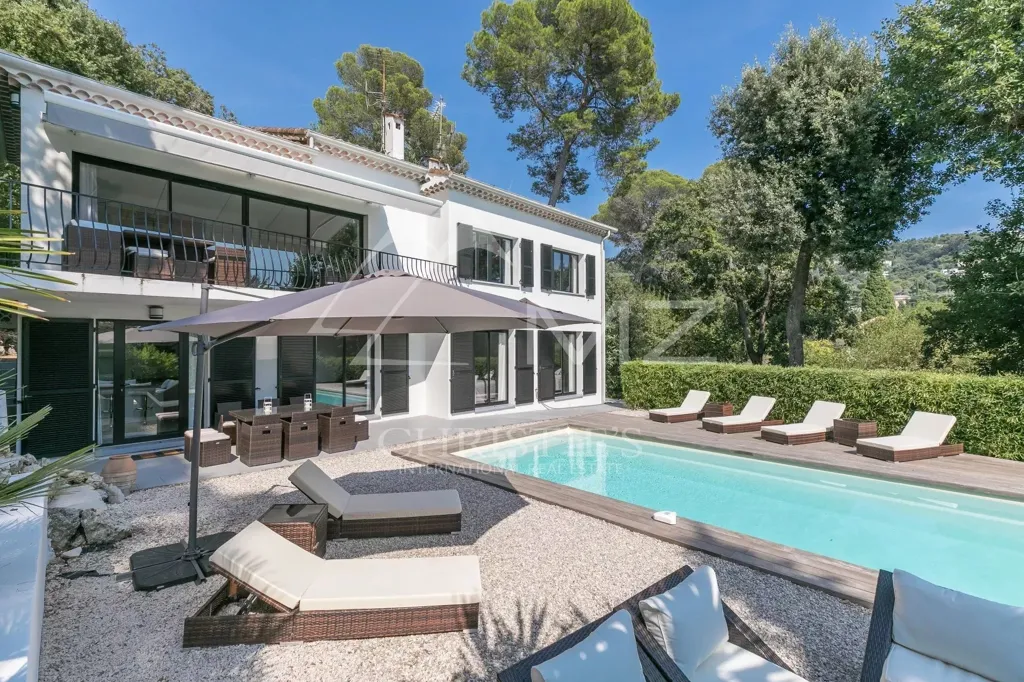 Piscine - Villa Moderne avec Piscine à Cannes