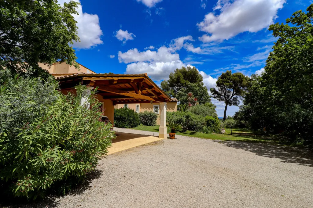 Extérieur - Propriété avec Piscine et Jardin Paysager à Flayosc