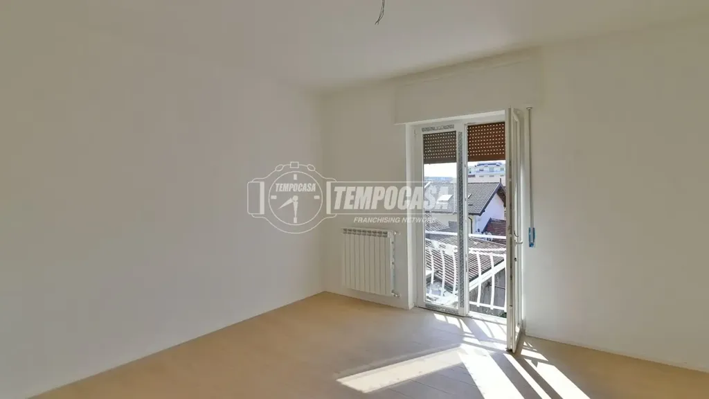 Pièces - Rear-Facing Apartment with Balcony in Cantù