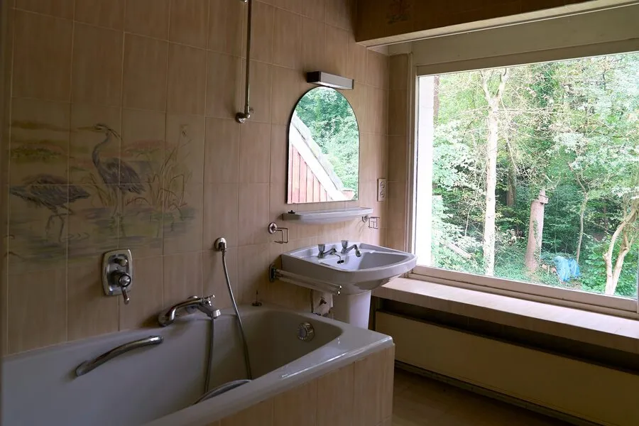 Salles de bain - Villa des Années 60 sur un Grand Parc à Proximité de la Côte