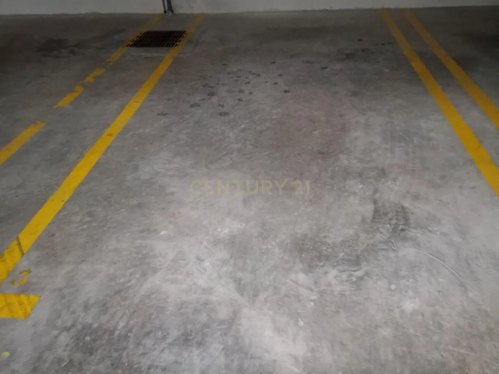 Garaaž - Garage Space with Elevator Access in Manises