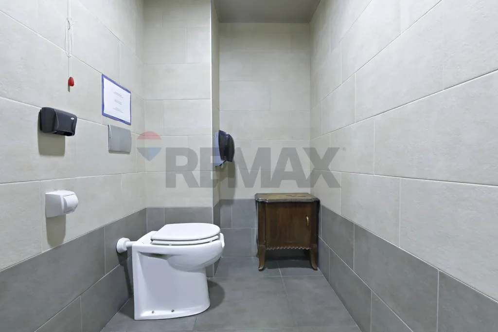 Salles de bain - Bar with Outdoor Seating in Desio