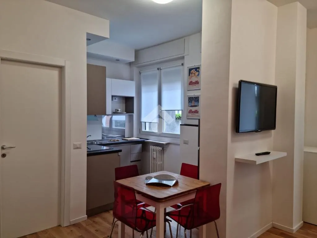 Söögituba - Fully Furnished Studio with Balcony in Milan