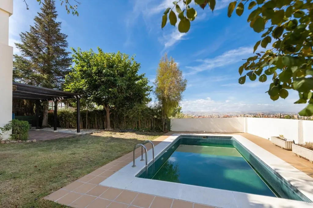 Piscina - Detached House with Private Pool in Granada