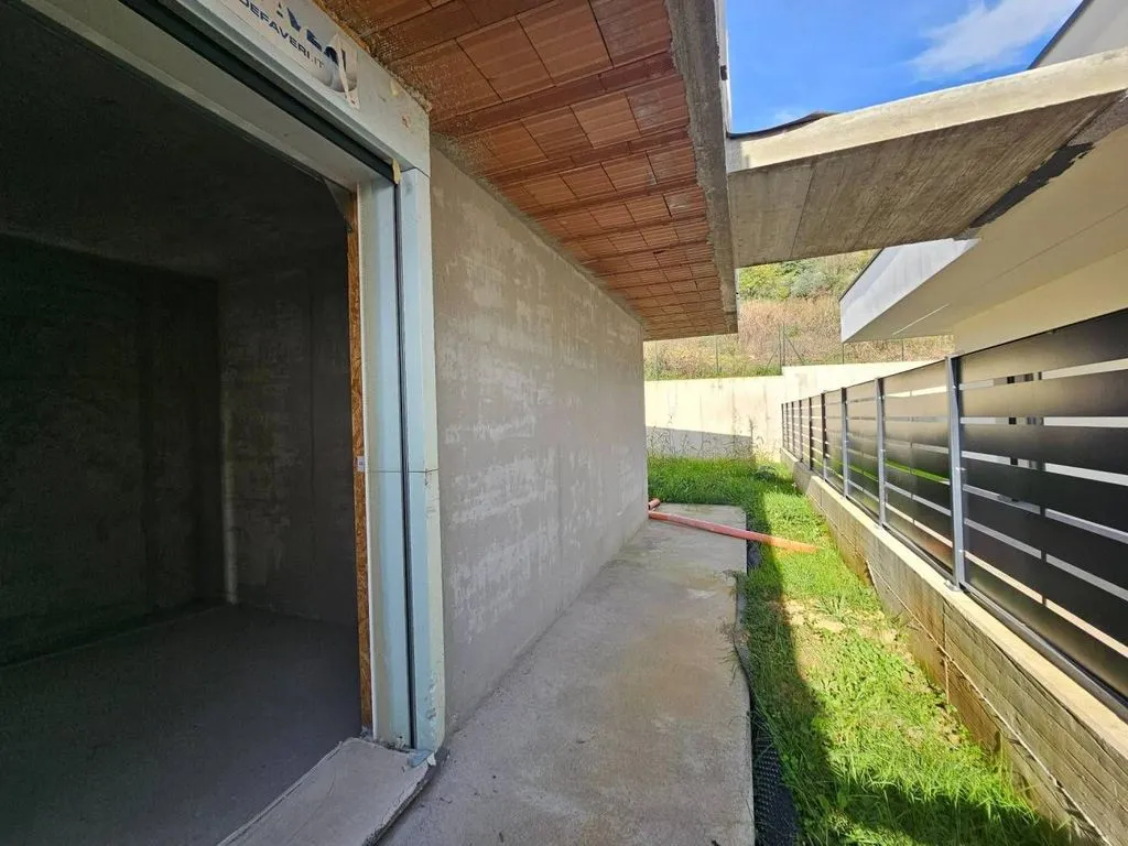 Garage - Luxury Villa with Panoramic View in San Paolo d'Argon