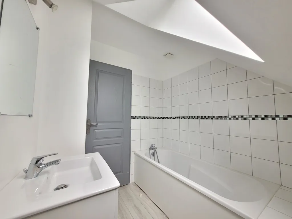 Salles de bain - Maison Rénovée avec Cour à Equillemont