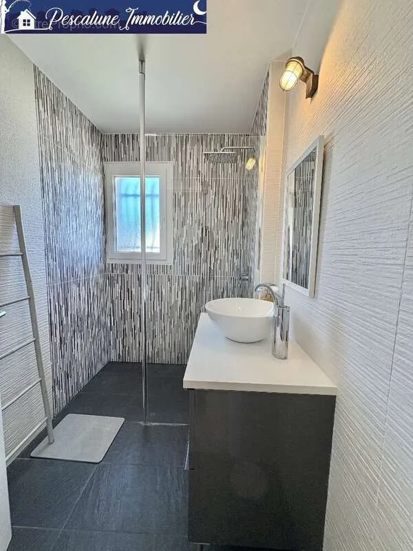 Salles de bain - Villa Contemporaine avec Piscine à Baillargues