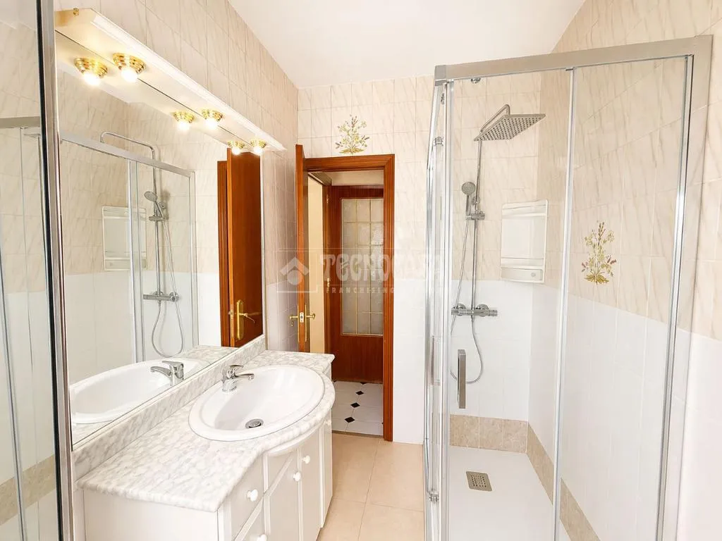 Bathrooms - Apartment with Terrace in Usera, Madrid