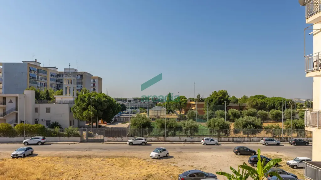 Balcon - 4-Bedroom Apartment with Balcony in Bari