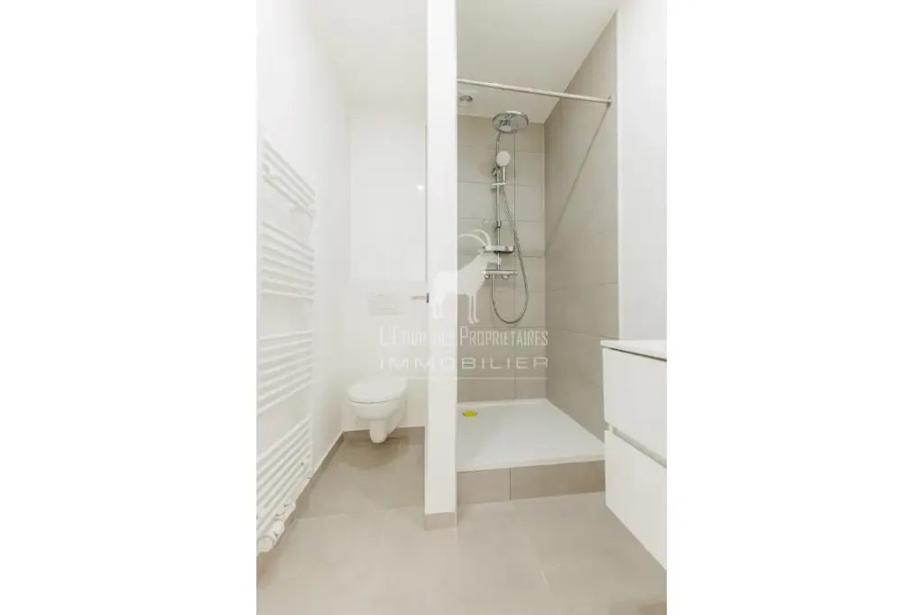 Salles de bain - Maison Meublée avec Terrasse et Jardin à Marcinelle