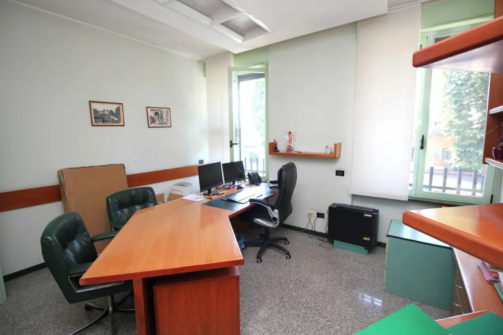 Kabinet - Office with Parking in Central Lainate