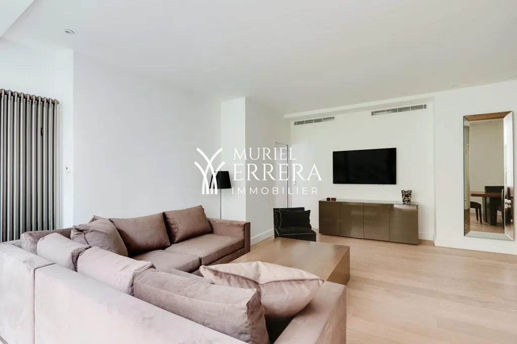 Elutuba - Modern Apartment with Balcony in Avenue Montaigne
