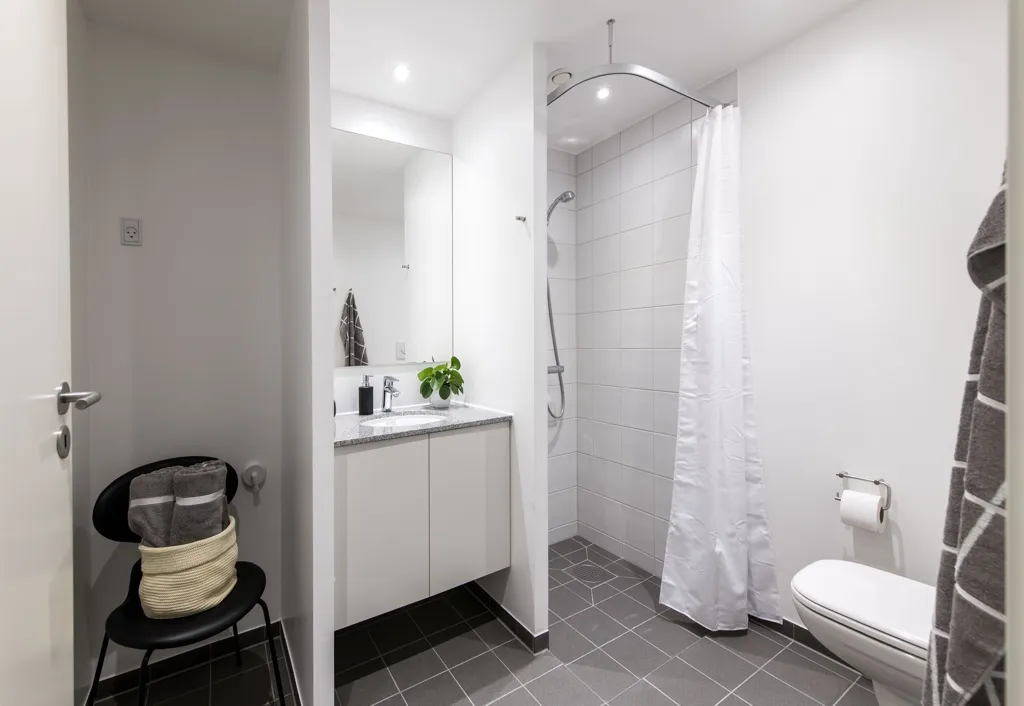 Vannitoad - 3-Bedroom Flat with South View in Kolding