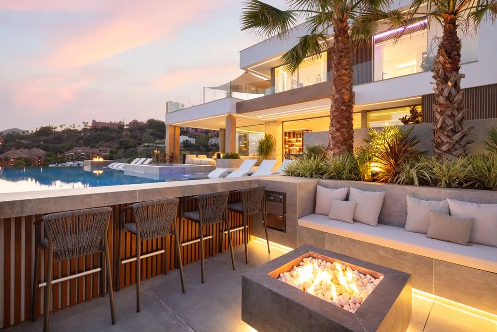 Piscine - Luxury Villa with Panoramic Sea Views in Benahavís