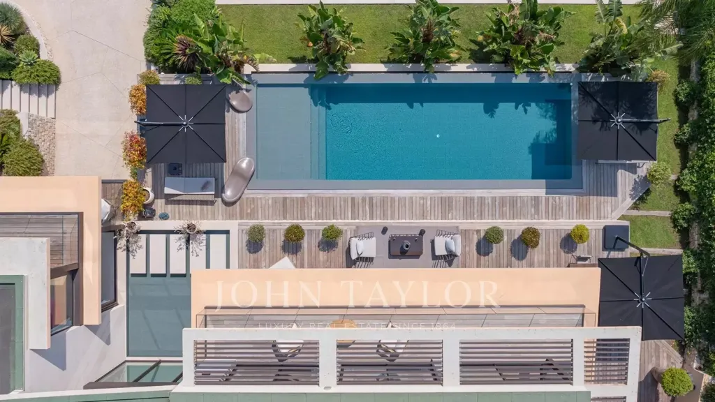 Vue aérienne - Villa Luxueuse avec Vue Mer à Golfe-Juan