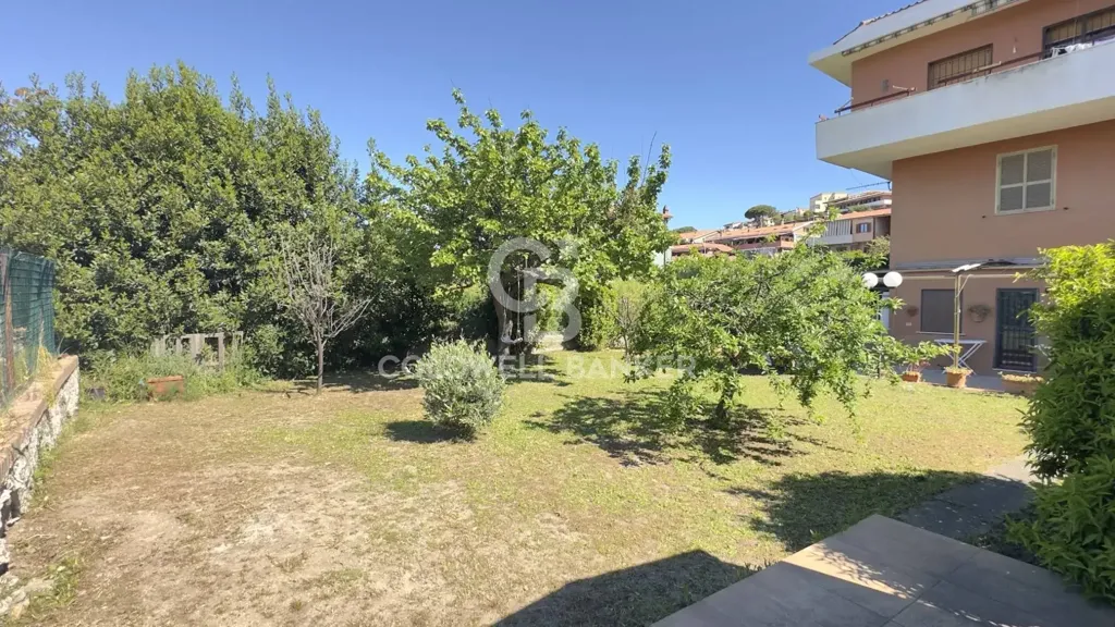 Jardin - Trilocale with Private Garden in Tarquinia