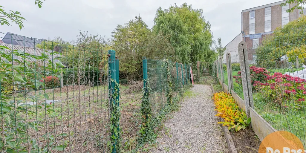 Jardin - Propriété Mixte avec Garage Spacieux à Mere