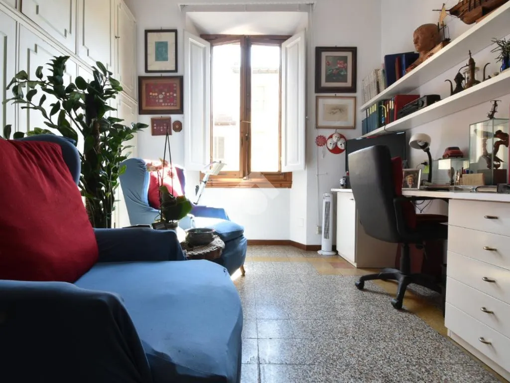 Bureau - 4-Room Apartment with Balcony in Florence