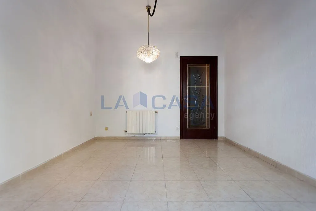 Toad - Flat with Balcony in Camp del Arpa, Barcelona