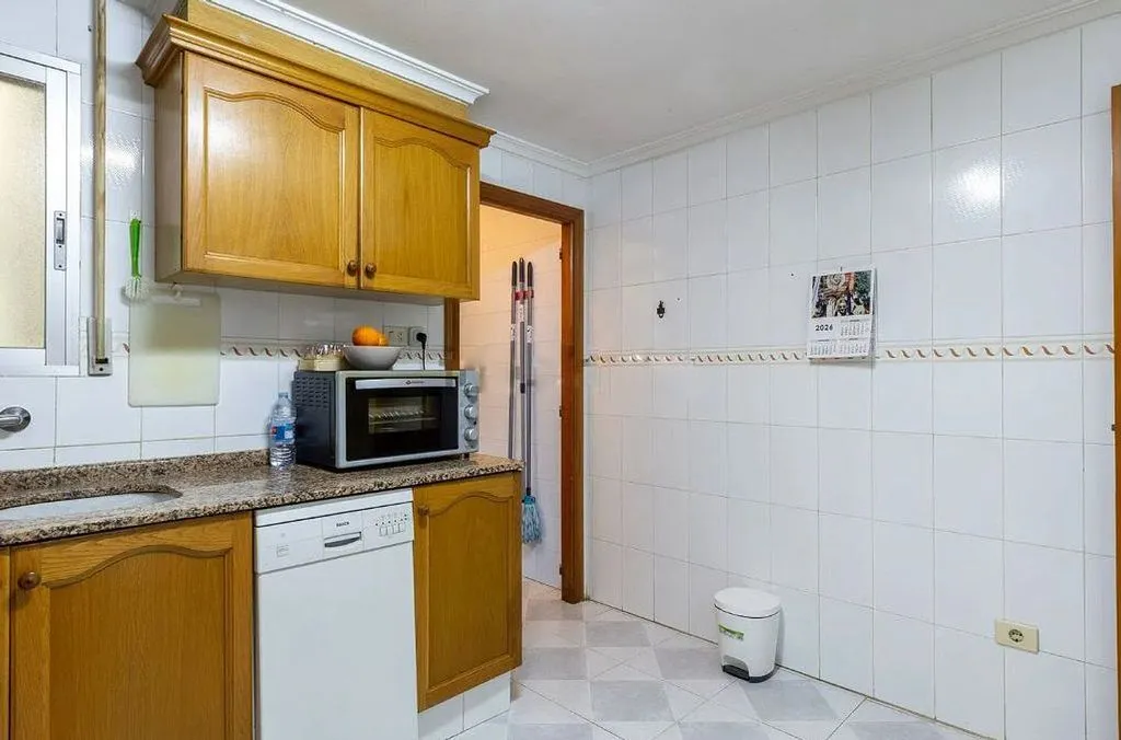Köök - Spacious Flat with Balcony in Sueca