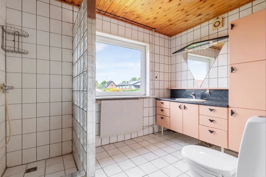 Bathrooms - 1962 Villa with Garden in Kongerslev