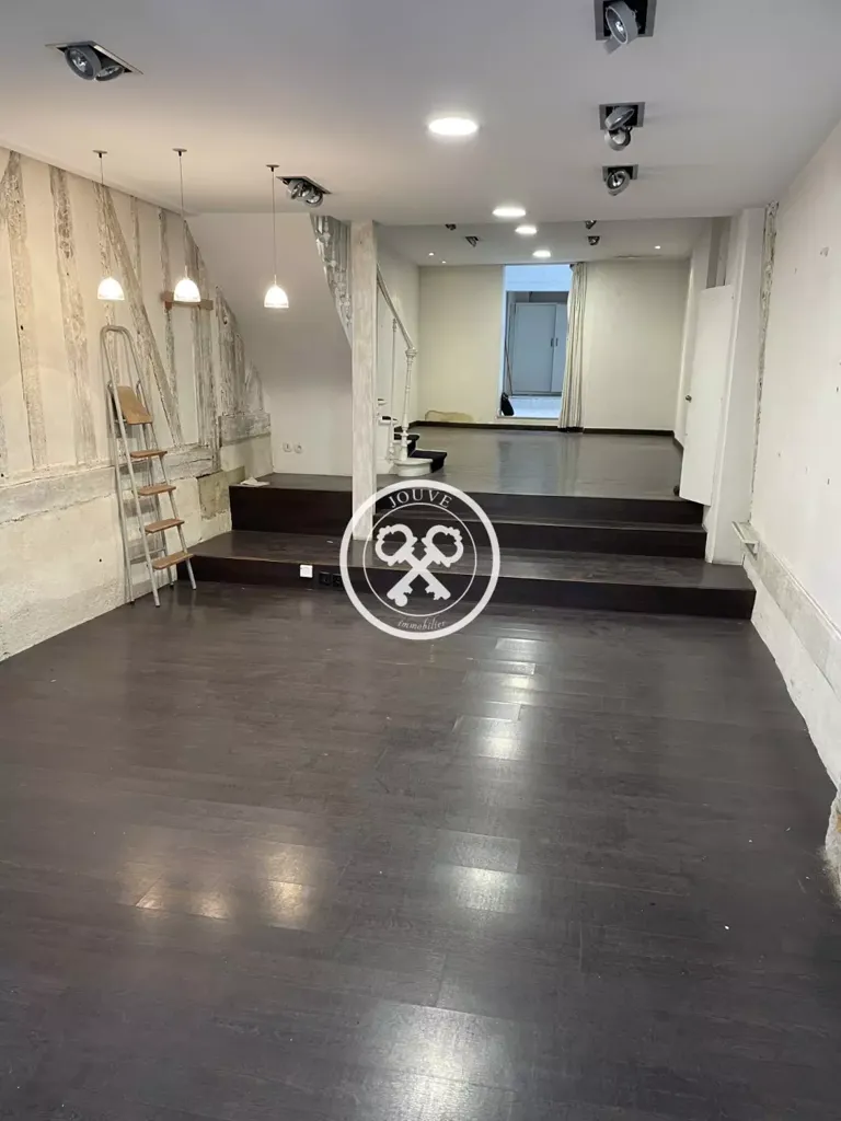 Rooms - Commercial Building with Courtyard in Troyes Centre