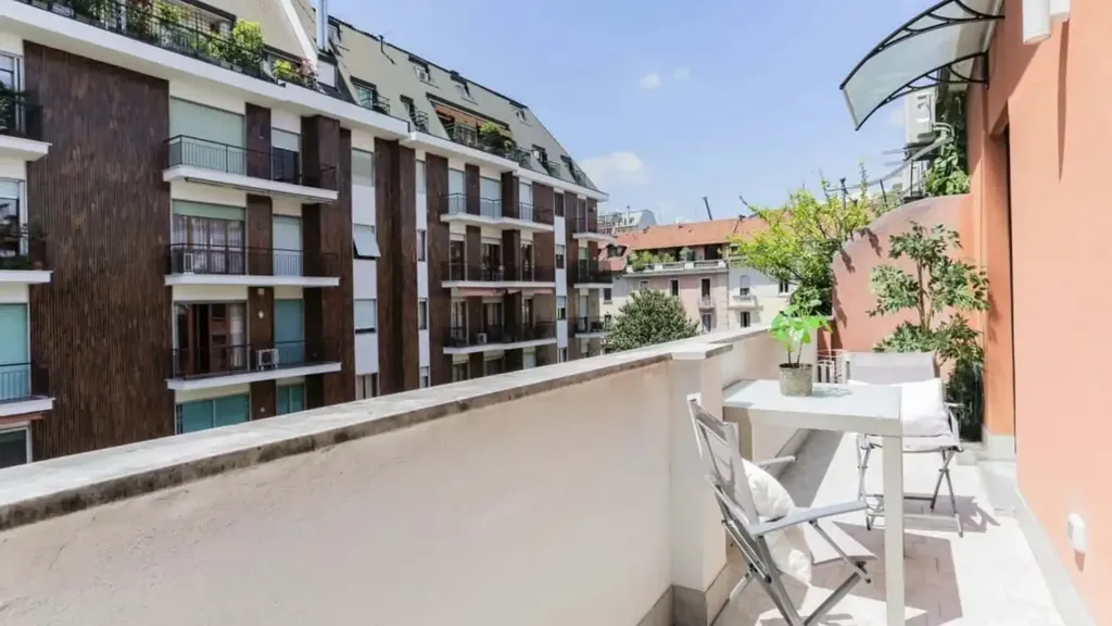 Rõdu - Modern Studio with Balcony in Milan