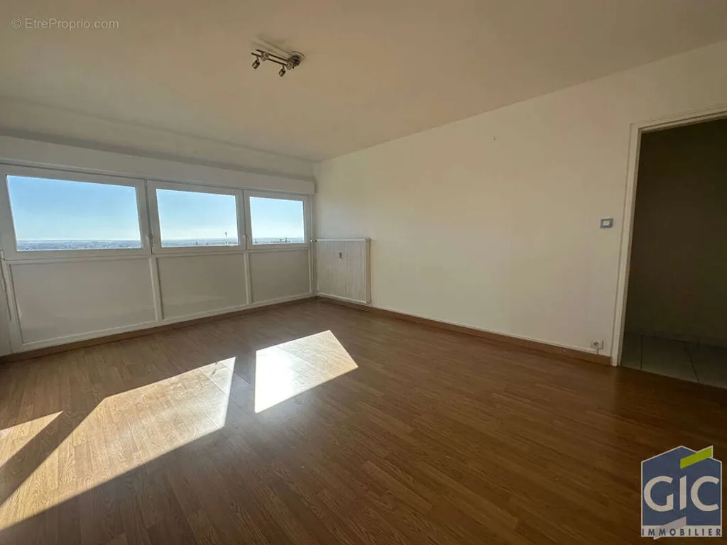 Toad - Large 2-Bed Flat with Panoramic View in Herouville