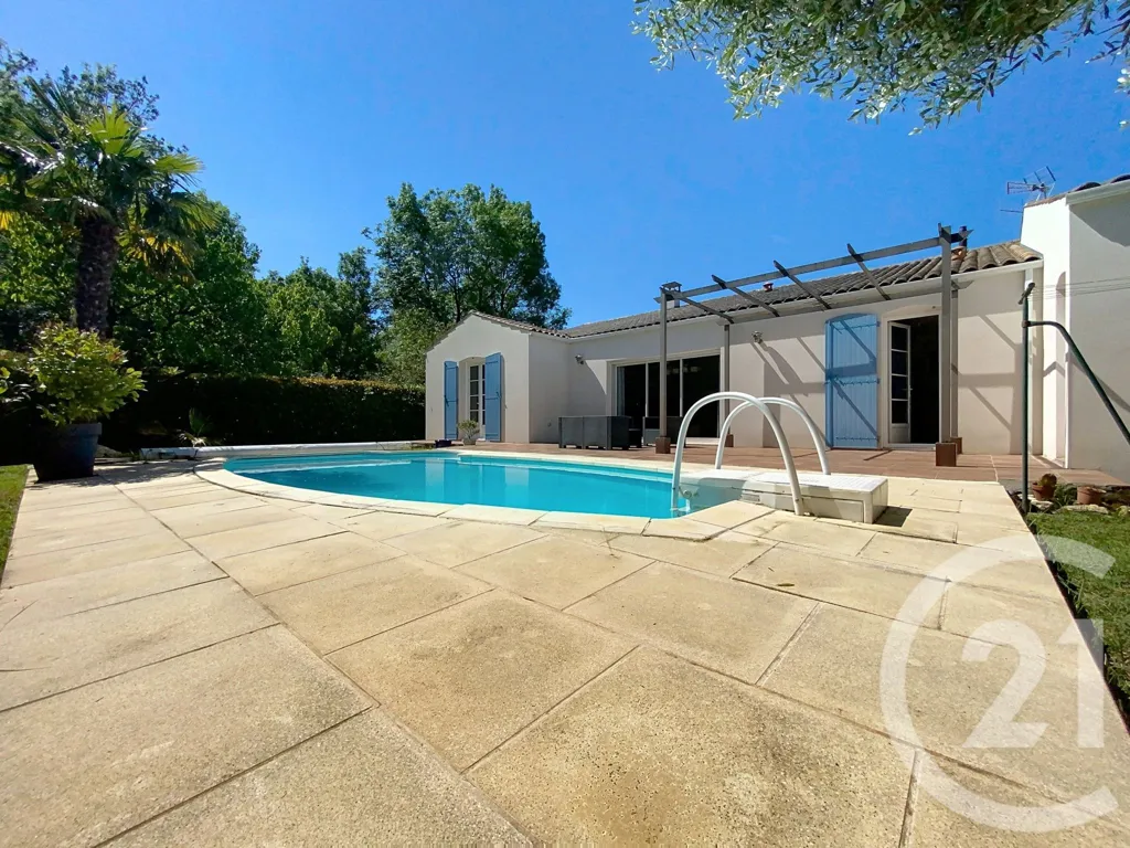 Piscine - Villa de Plain-Pied avec Piscine à Breuil-Magné