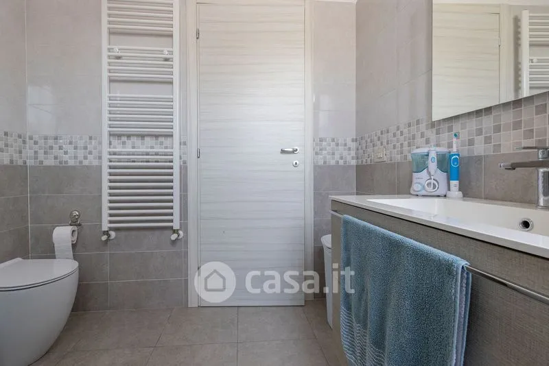 Salles de bain - Bifamiliar Villa with Garden in Oggiona con Santo Stefano